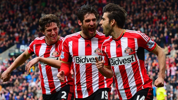 Sunderland's Jordi Gomez (R) celebrates his first penalty with Danny Graham (C) and Billy Jones