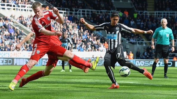Newcastle's Spanish striker Ayoze Perez (R) scores the equaliser