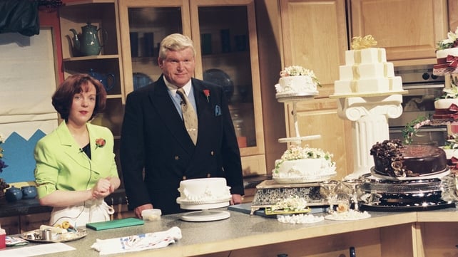 Davis learns how to ice a wedding cake on Live at 3 in 1997
