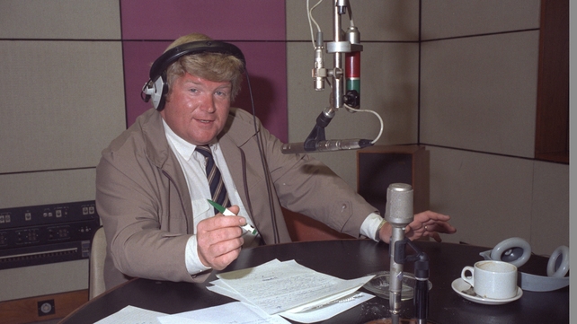 Davis, presenting his RTÉ Radio 1 programme The Derek Davis Show, in September 1984