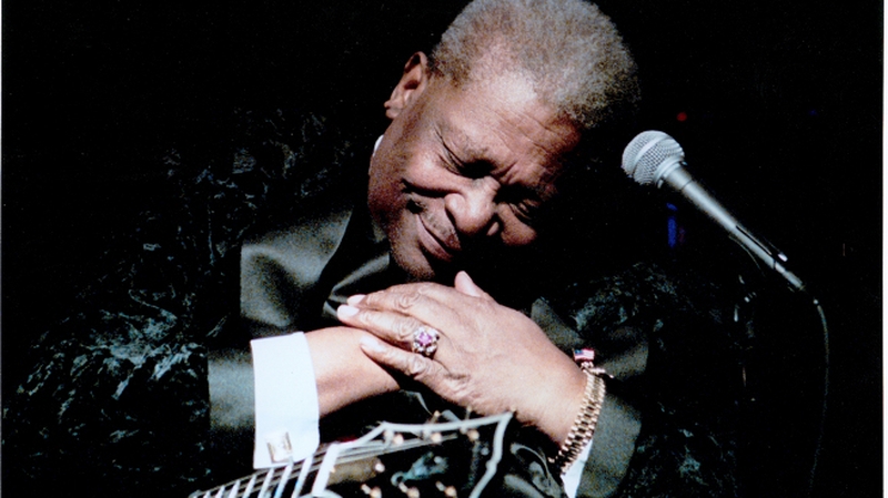 BB King agus 'Lucille', a ghiotár Gibson ina bhaclainn aige - ar shlí na fírinne.