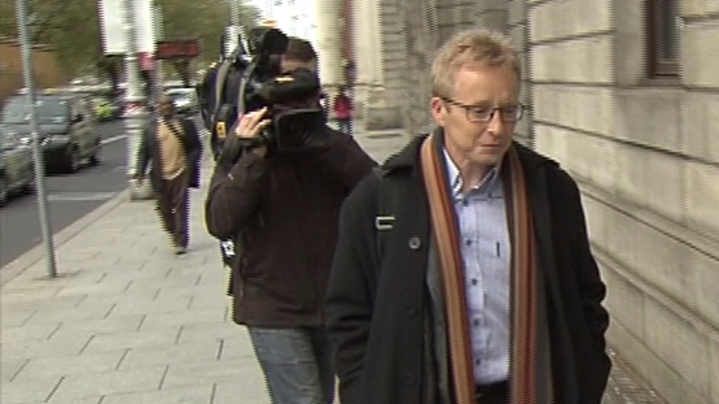 Joe Simpson, có-úinéir árasáin ar Rae Uí Cheallaigh ag fágaint na hArd-Chúirte