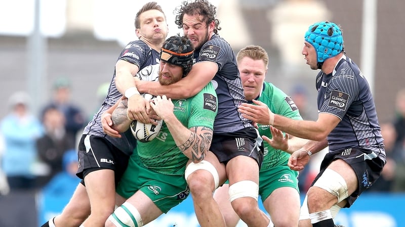 Aly Muldowney is tackled by Dan Biggar and Tyler Ardron