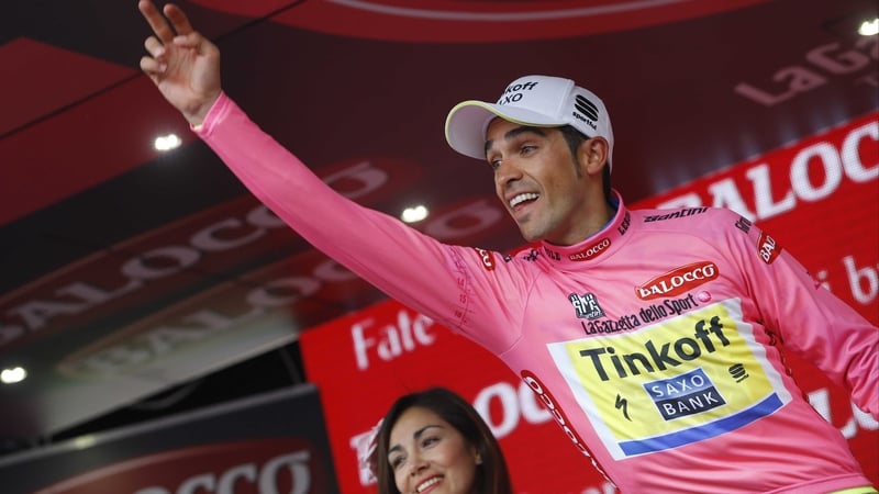 Alberto Contador salutes the crowd with his good arm in San Massimo