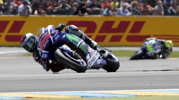 Jorge Lorenzo won the Aragon MotoGP to cut Valentino Rossi's championship lead