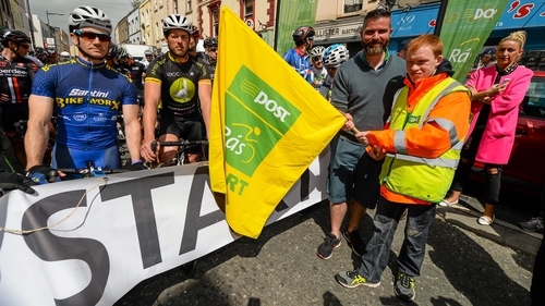 Simon McArdle, second from right, and Drogheda postman Ken Browne at the start line before Stage 8 of the 2015 An Post Rás.