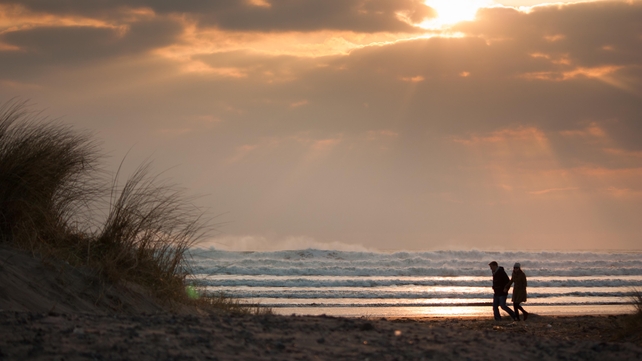 A couple walk along Inch Beach, Co Kerry (Pic: Mike Sparks)