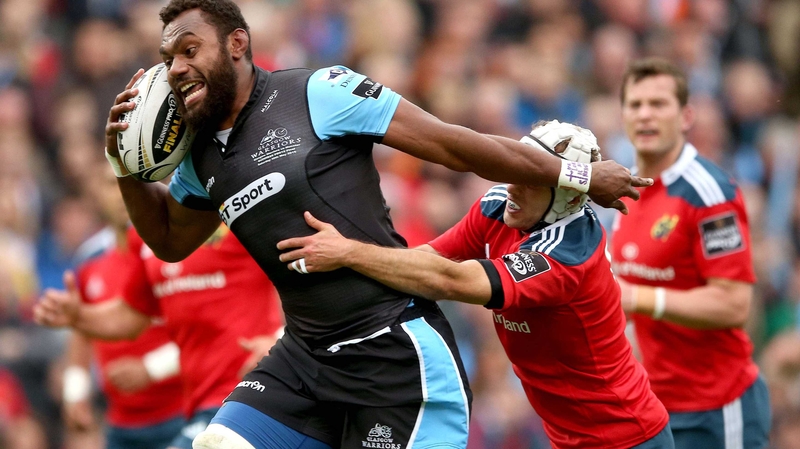 Leone Nakarawa fends off Duncan Williams