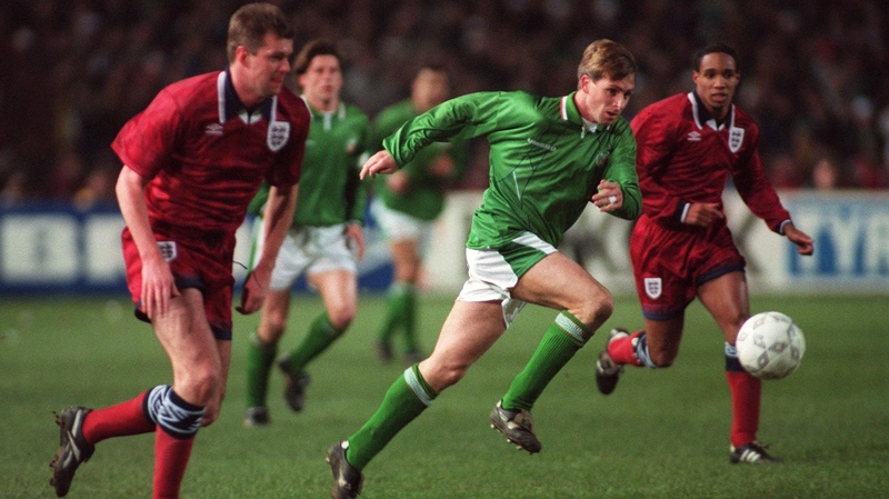Gary Pallister (L) tracks goalscorer David Kelly during the abandoned 1995 friendly between England and the Republic of Ireland