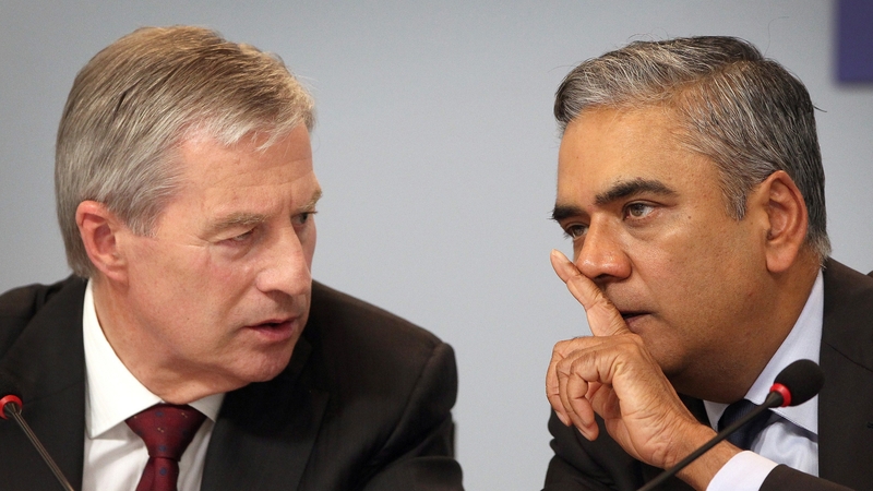 Juergen Fitschen (L) and Anshu Jain are leaving the banking giant
