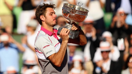 Stan Wawrinka hoists the Coupe des Mousquetaires aloft
