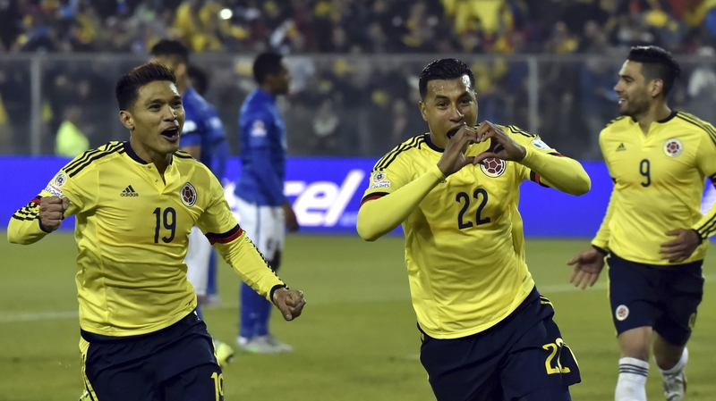 Colombia scorer Jeison Murillo (C) celebrates with team-mate Teofilo Gutierrez