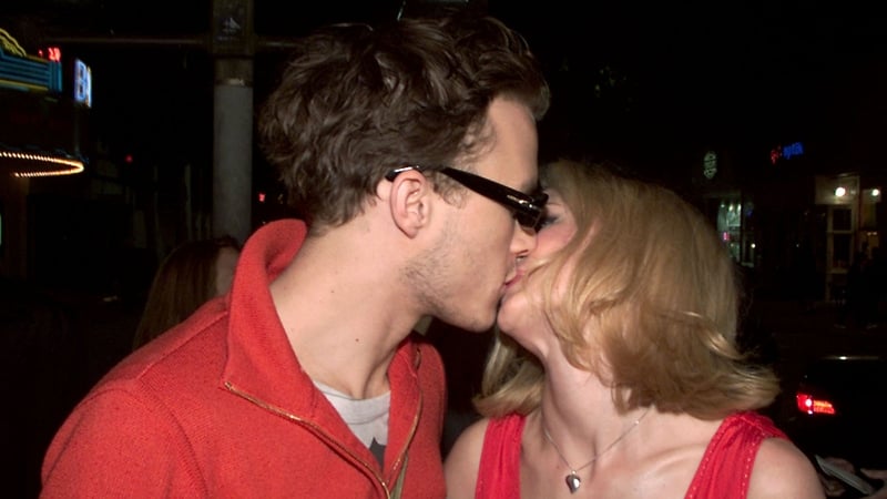 Heath Ledger and Heather Graham kiss at the premiere of 'Say It Isn't So' in 2001.