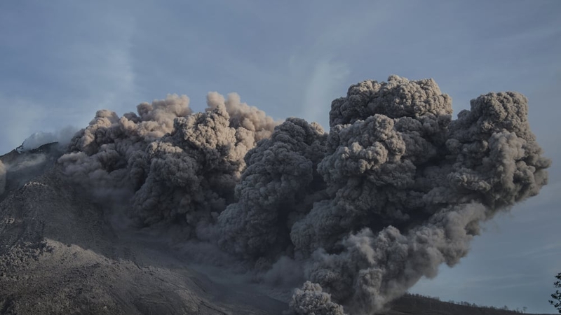 Luaithreamhán ag teacht ó bholcán san Indinéis