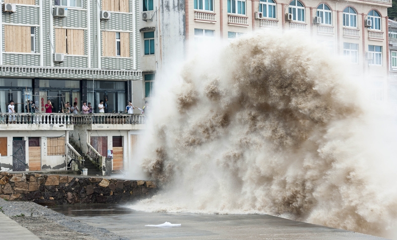 Huge waves as typhoon Chan-hom comes near Wenling, east China's Zhejiang province
