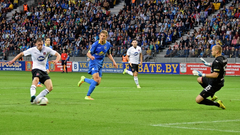 Dundalk's David McMillan scores what may prove a crucial away goal