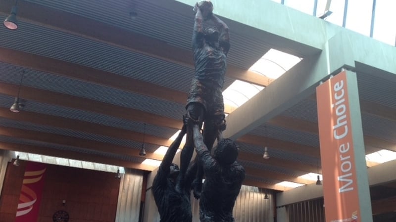 Saothar Paddy Campbell i halla imeachta an aerfoirt.