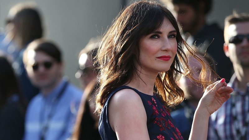 Carice van Houten says Jon Snow "can't be dead"