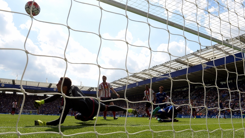 Costel Pantilimon of Sunderland fails to stop the Jamie Vardy's shot