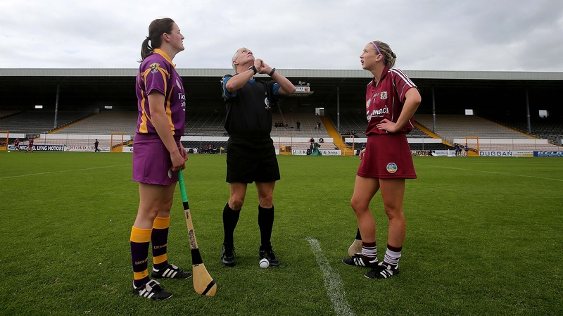 Referee Cathal Egan with captains Shelley Kehoe (L) and Niamh Kilkenny before the game