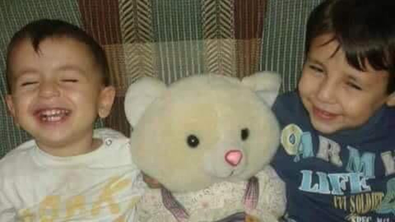 Aylan, 3 agus Galip, 5 Kurdi a báthadh ar thrá Bodrum inné. Báthadh a máthair Rehan, 35 freisin