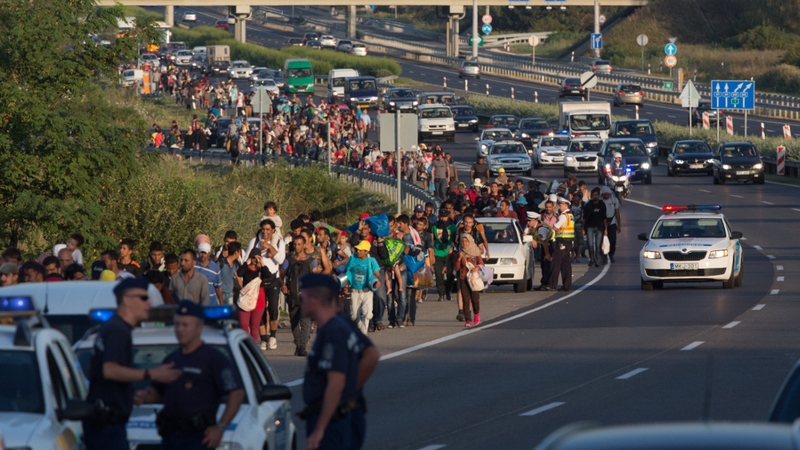 A group of around 500 refugees and migrants have been marching on a Hungarian motorway towards the Austrian border
