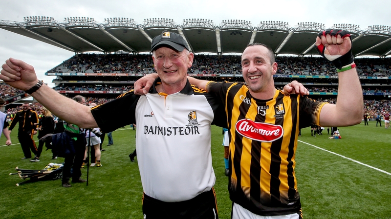 Brian Cody (L) celebrates Kilkenny's 2015 All-Ireland final victory with Eoin Larkin