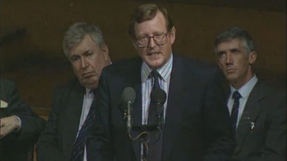 David Trimble (centre)