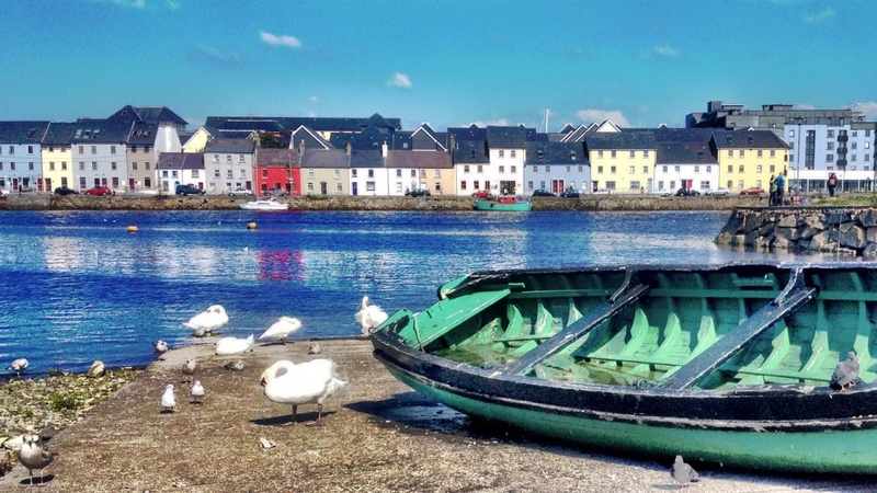 Éagsúlacht siopaí, bialanna agus éasca le siúl thart fán chathair - buanna na Gaillimhe