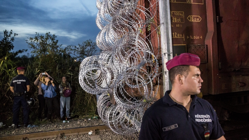 Cuireadh fál sreinge in airde chun stop a chur leis na mílte imirceach teacht isteach sa tír as Seirbia.