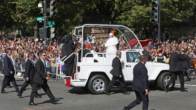 Pope Francis parades down the National Mall in his popemobile