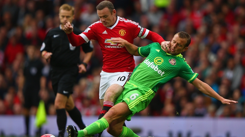 Manchester United's Wayne Rooney tussles with Lee Catermole of Sunderland
