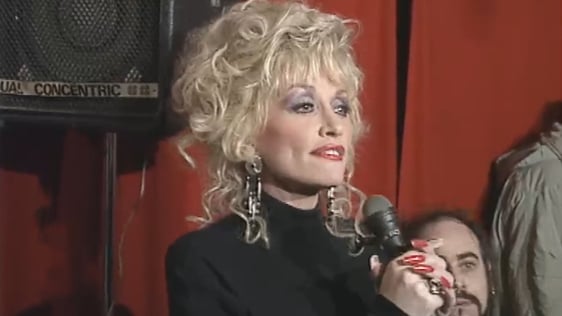Dolly Parton makes an impromptu appearance at Páidí Ó Sé's pub in Dún Chaoin, County Kerry and take…