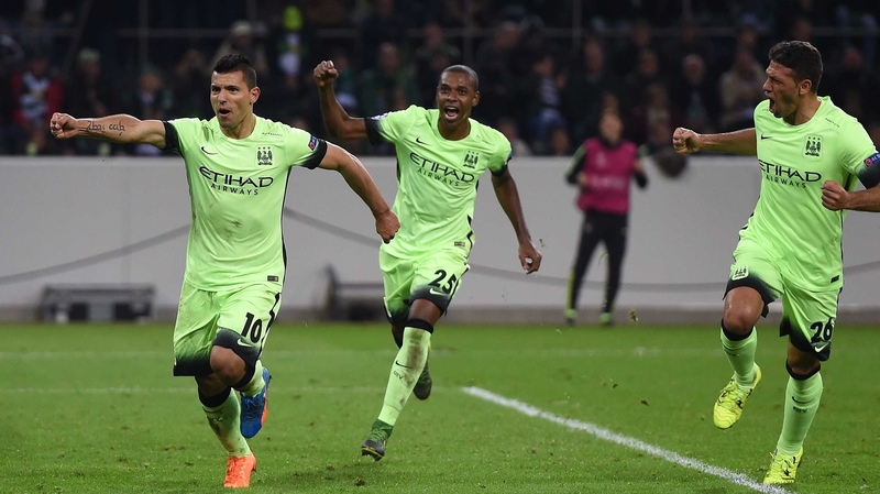 Sergio Aguero (l) scored a late winner for Manchester City