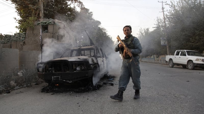 Afghan security forces make their way to the centre of Kunduz to regain control of the city
