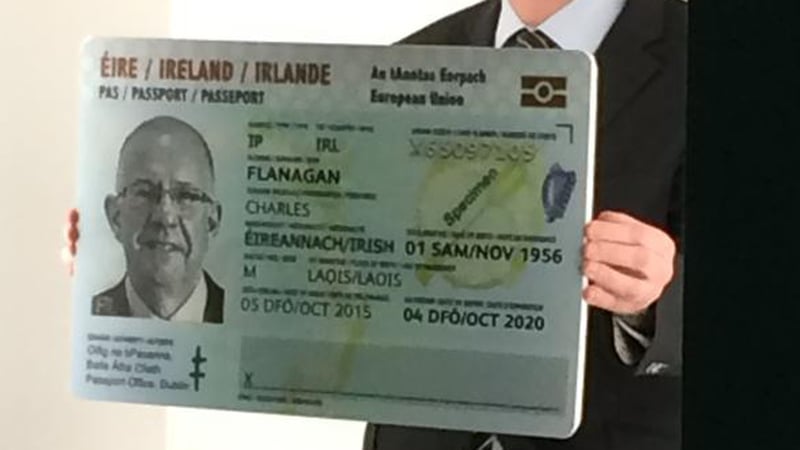The Minister unveils the first Passport Card