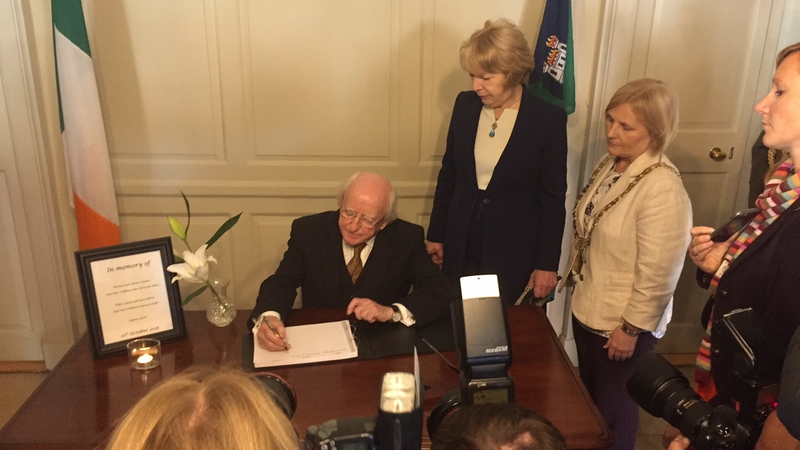 Leabhar Comhbhróin á shíniú ag an Uachtarán, Michael D Higgins
