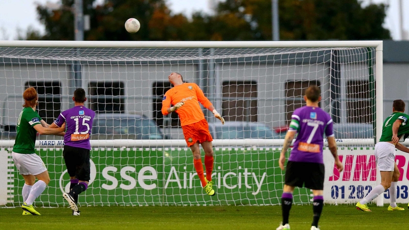 Peter Cherrie in the Bray goal is beaten by Mikey Drennan (15)