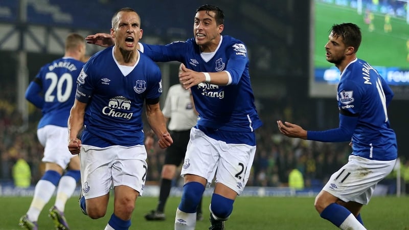 Leon Osman (L) celebrates his opener for Everton