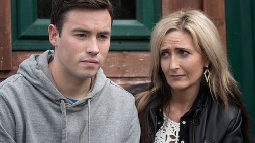 Evan is struggling with his college course and confides in Bobbi Lee.