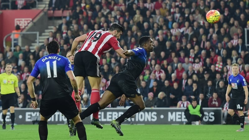 Graziano Pelle outjumps Sylvain Distin to score Southampton's second