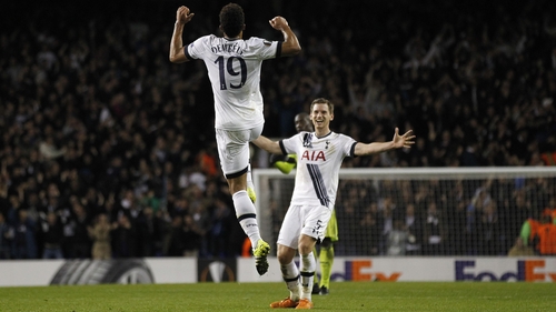 Mousa Dembele (L) celebrates scoring the winning goal with team-mate Jan Vertonghen