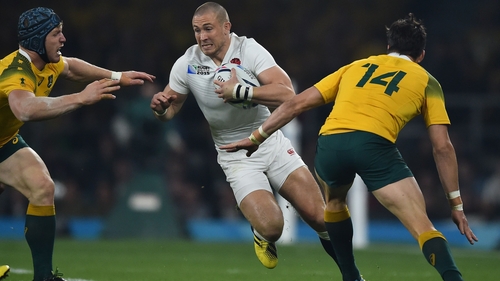 England's full-back Mike Brown (C) runs with the ball as Australia's number 8 David Pocock (L) and Australia's wing Adam Ashley-Cooper (R) go to tackle him during a Pool A match of the 2015 Rugby World Cup