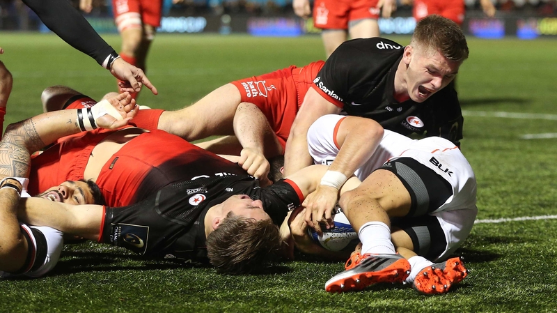 Chris Wyles of Saracens stretches backwards to score his second try