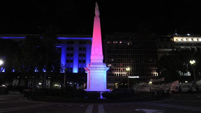 Buenos Aires pays tribute to the victims of the attacks with the Piramide de Mayo illuminated