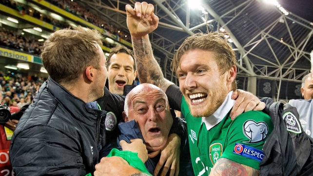 The beaming face in the middle there is kit man Dick 'Superman' Redmond ; )