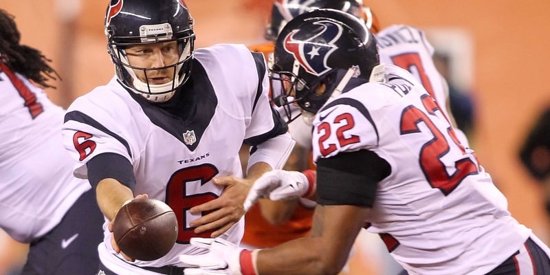 TJ Yates hands the ball off to Chris Polk