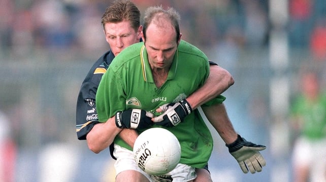 Brian Stynes is tackled by Ben Hart during the second Test in 1998