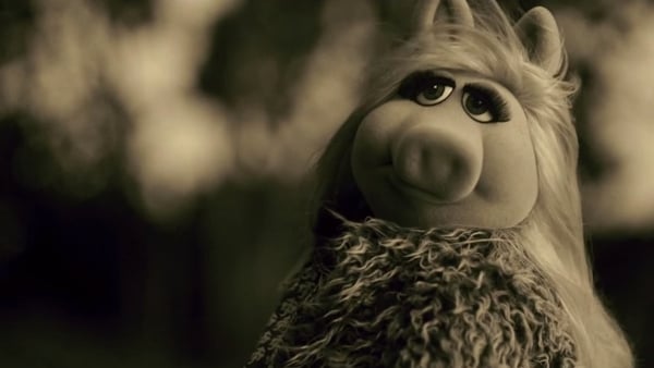 Miss Piggy covers Adele's Hello