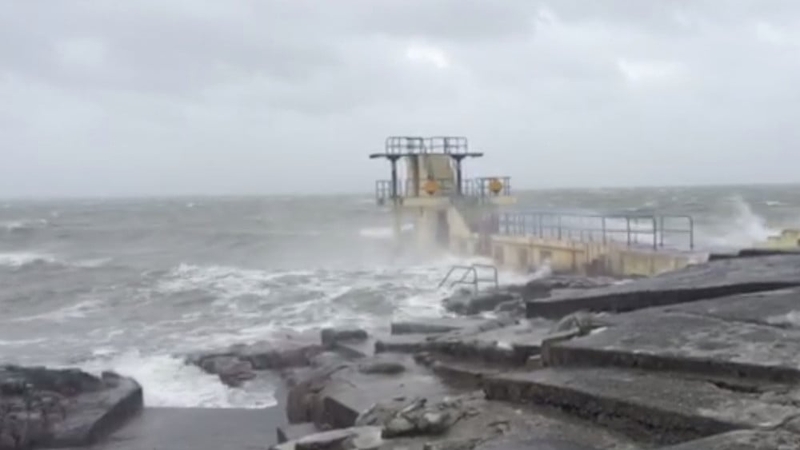 Stoirm mhór i mBóthar na Trá i nGaillimh